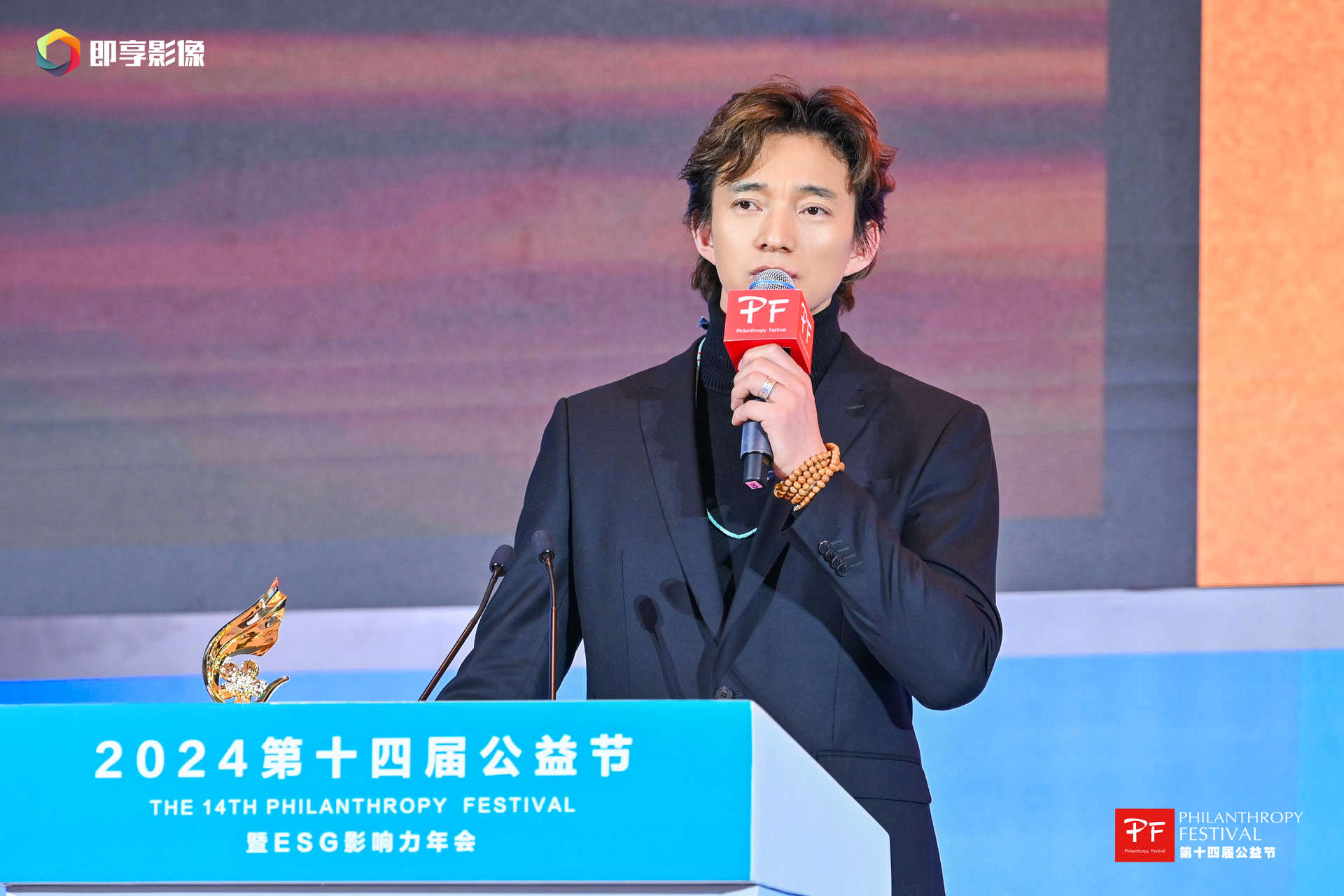 演员、歌手、抗震救灾优秀志愿者 容尔甲.jpg